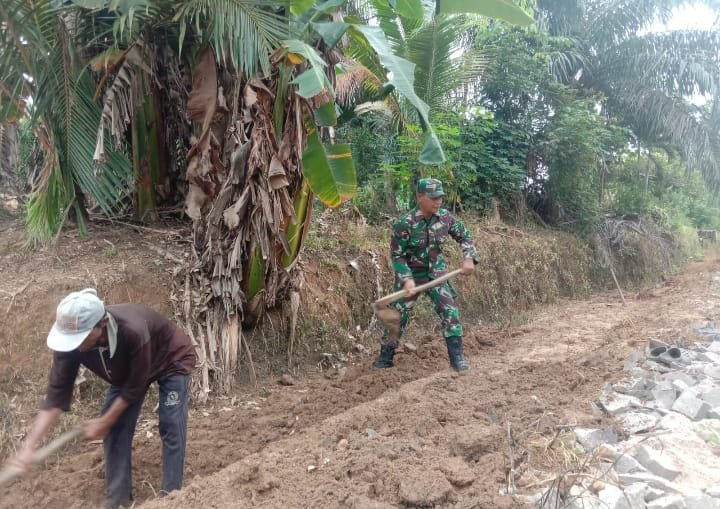 Gotong Royong Bersama Warga Babinsa Koramil 426/05 Melaksanakan Pembersihan Di Bahu Jalan