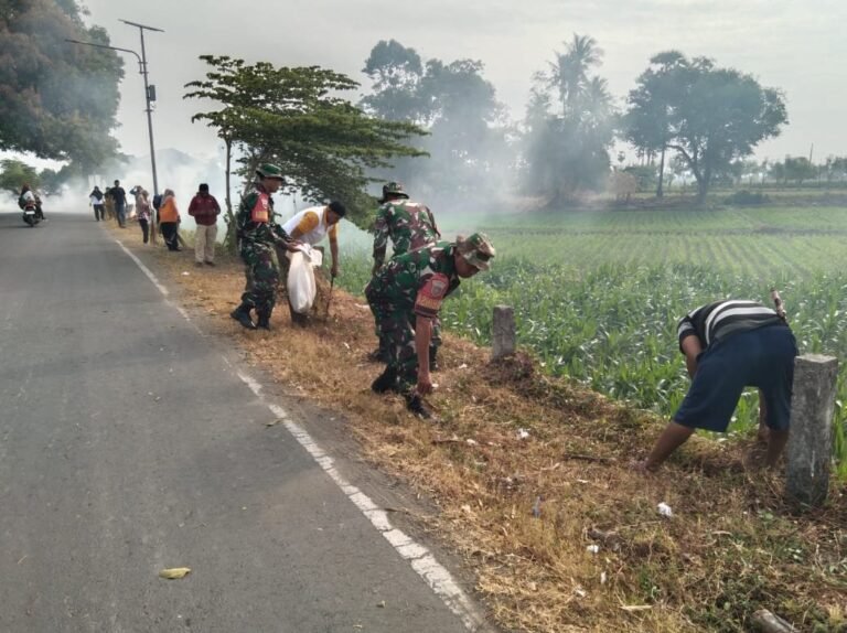 Gotong Royong Bersama Warga, Koramil 1426-06/Mapsu Kodim 1426 Takalar Bersihkan Selokan Dan Pinggir Jalan