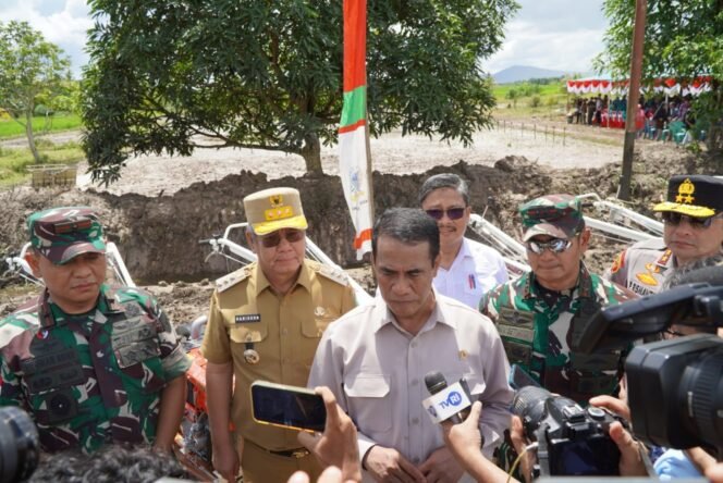 
					DANREM 121/ABW BRIGJEN TNI LUQMAN ARIF, S.I.P., M.I.P., DAMPINGI PANGDAM XII/TPR DALAM RANGKA KUNKER MENTAN RI DI KAB. SAMBAS