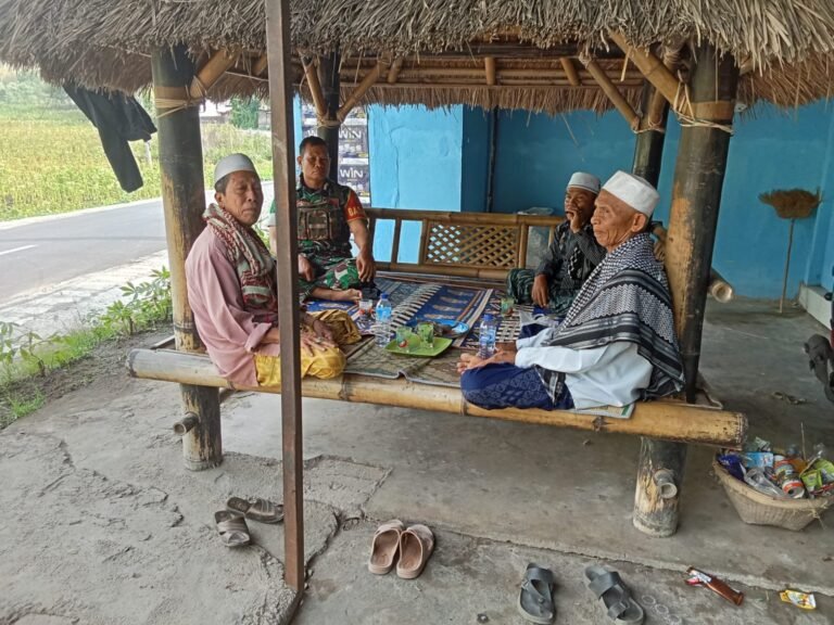 Babinsa Desa Rarang Batas Laksanakan Komsos dengan Tokoh Masyarakat di Dusun Bolor Sembe