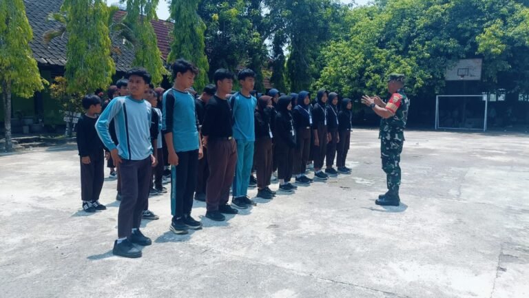 Bangun Jiwa Kepemimpinan, Babinsa Koramil 1615-04/Keruak, Latih Bela Negara di SMPN 1 Keruak