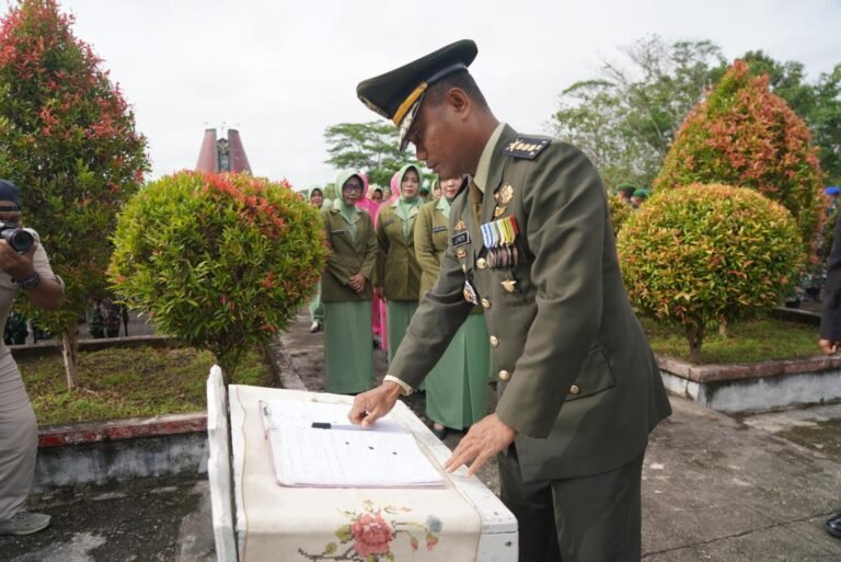 BERIKAN PENGHORMATAN KEPADA ARWAH PARA PAHLAWAN, KOREM 121/ABW GELAR ZIARAH NASIONAL DI TMP