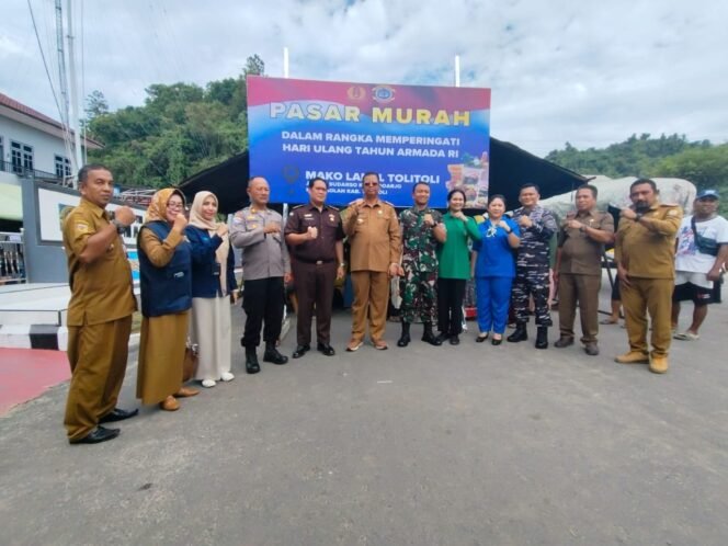 
					Dandim 1305/BT Menghadiri Kegiatan Pasar Murah Dalam Rangka Hari Armada RI Ke-79