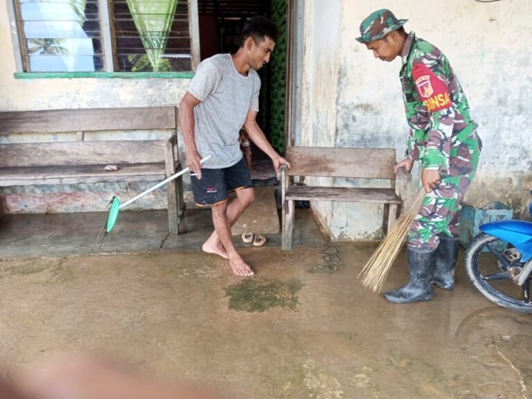 Babinsa Koramil 04 Dondo Bantu Warga Bersihkan Rumah Pasca Banjir