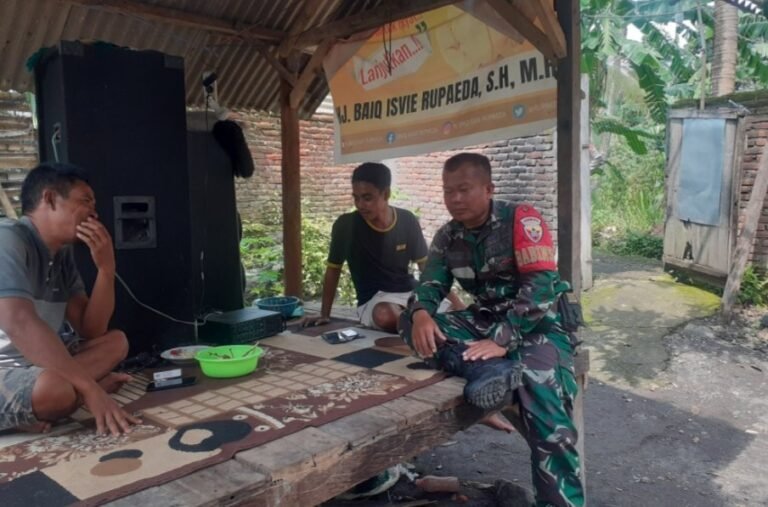 Babinsa Koramil 1615-11/Aikmel Gelar Komsos di Dusun Pungkang Lauq