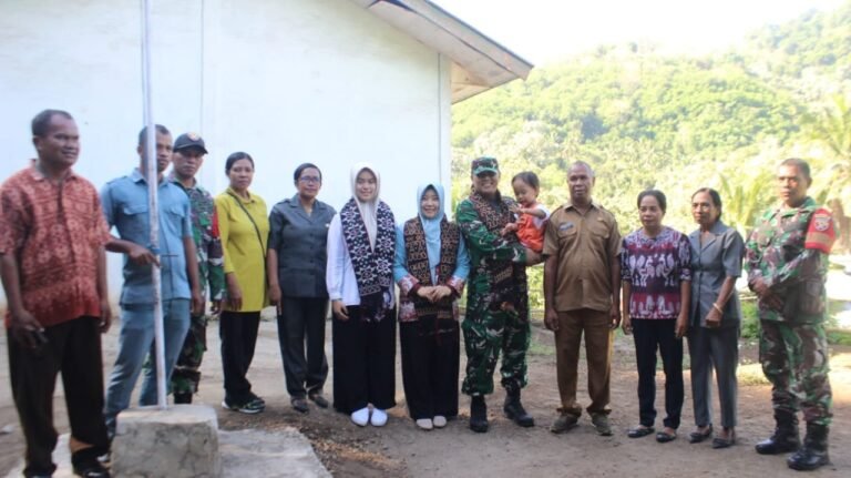 Dandim 1603/Sikka Dampingi Ketua Persit KCK Cab. XIV Berikan PMT Di Dua Lokasi.