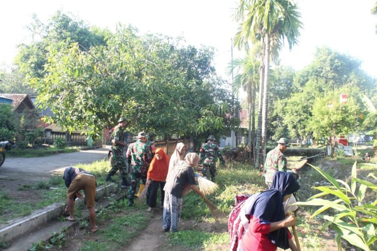 Kerja Bakti, Koramil 1426-01/Polut Kodim 1426 Takalar Bersama Warga Bersihkan Saluran Irigasi