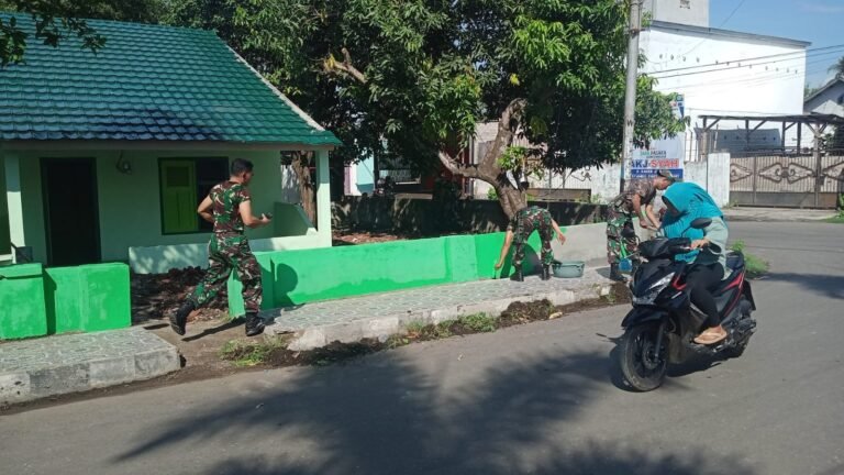 Tingkatkan Citra Koramil, Babinsa 01/Dompu Lakukan Pembenahan Asrama Militer Secara Gotong Royong