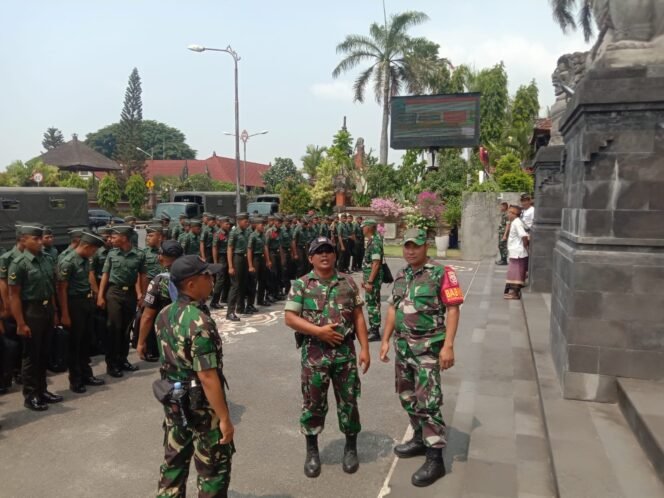 
					Anggota Koramil Klungkung Dampingi Widiya Wisata Secaba PK 32 Tahun 2024 Rindam IX/Udayana