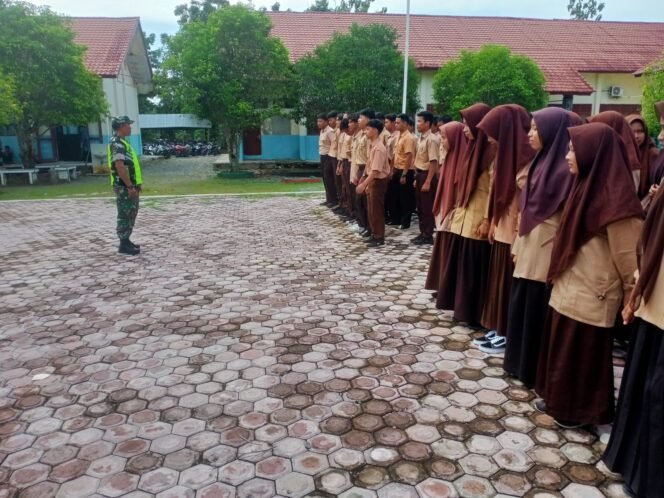 
Tanamkan jiwa korsa dan disiplin tinggi kepada siswa siswi SMK-4 desa Suak Sigadeng Babinsa Koramil 07/Johan pahlawan,Ajarkan peraturan baris berbaris kepada siswa