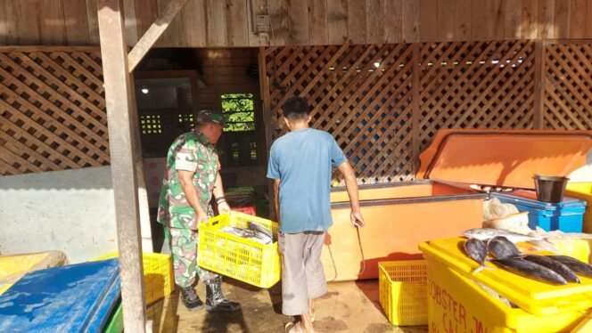 
					Jalin Kedekatan Dengan Warga,Babinsa Koramil 04/Krueng Sabee Komsos Bersama Pedagang Ikan