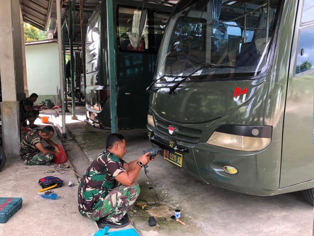 LAKSANAKAN PERINTAH DANREM 121/ABW BRIGJEN TNI LUQMAN ARIEF, S.I.P., M.I.P., UNTUK TERUS PASTIKAN KEAMANAN KELAYAKAN KENDARAAN AGAR SELALU AMAN DALAM PERJALANAN