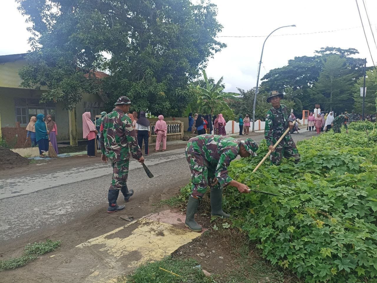 Peduli Kebersihan, Babinsa Koramil 1426-03/Galut Kodim 1426 Takalar Ajak Warga Kerja Bakti Bersihkan Lingkungan