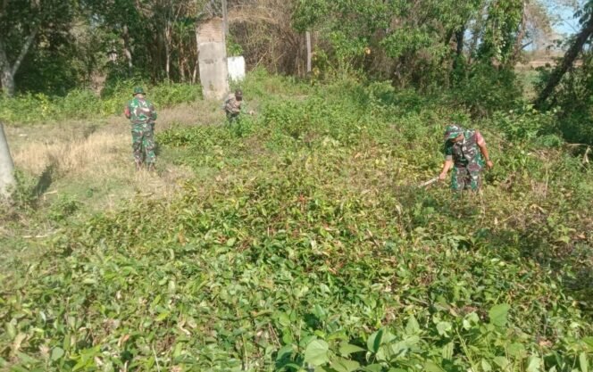 
					Personel Koramil 1426-02/Polsel Kodim 2426 Takalar Ajak Warga Kerja Bakti Bersihkan Saluran Air