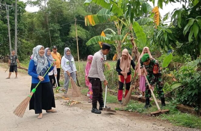 
Babinsa Koramil 1426-02/Polsel, Bhabinkamtibmas Dan Warga Gotong Royong Bersihkan Lingkungan