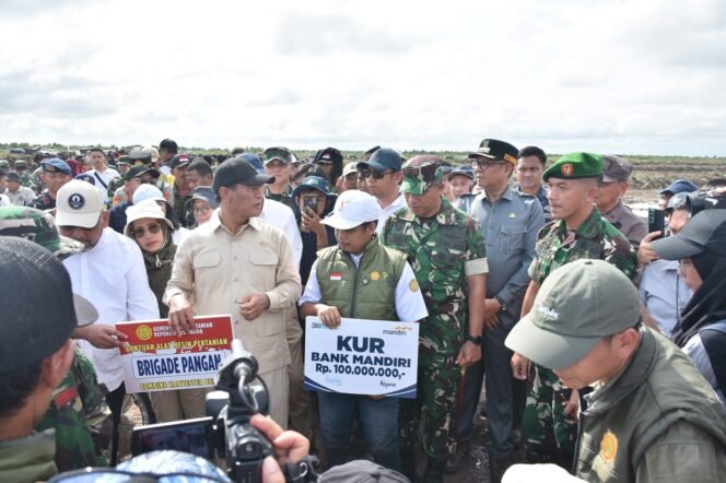 
					Dandim 1011/Klk Dampingi Mentan RI Tinjau Lokasi Program Nasional Cetak Sawah dan Serahkan Bantuan Alsintan 3 Milyar.