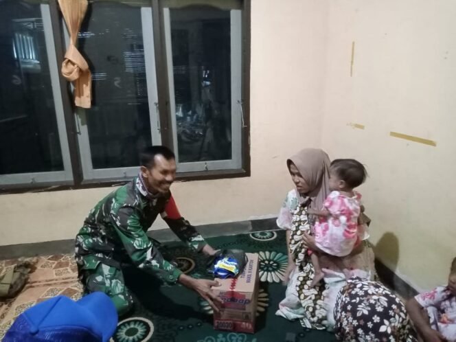 
					Babinsa Koramil 1615-09/Sikur Berikan Bantuan untuk Penderita Stunting di Desa Kotaraja