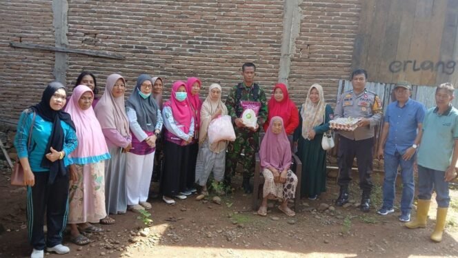 
					Jumat Berkah, Babinsa Koramil 1426-01/Polut Bersama UPT Puskesmas Polut Berikan Sembako Kepada Warga Kurang Mampu