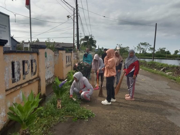 Wujudkan Lingkungan Bersih, Babinsa Koramil 1426-04/Galesong Ajak Warga Gotong Royong Bersihkan Bahu Jalan