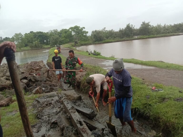 Bangun Gotong Royong, Babinsa Koramil 1426-05/Marbo Bersama Warga Kerja Bakti Membuat Saluran Air