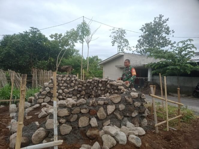 
					Gotong Royong Babinsa dan Warga Desa Toya Bangun Penampungan Air Bersih