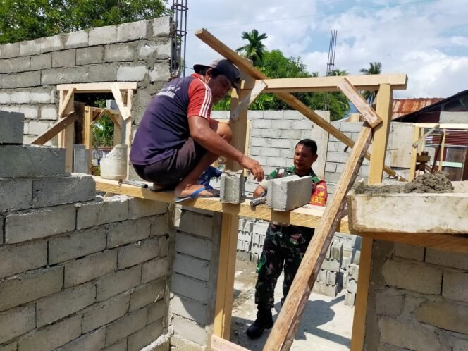 
					Sertu Suardi, Anggota Koramil 1307-01/Poso Kota, Laksanakan Komsos dan Bantu Pemasangan Batako Rumah Warga