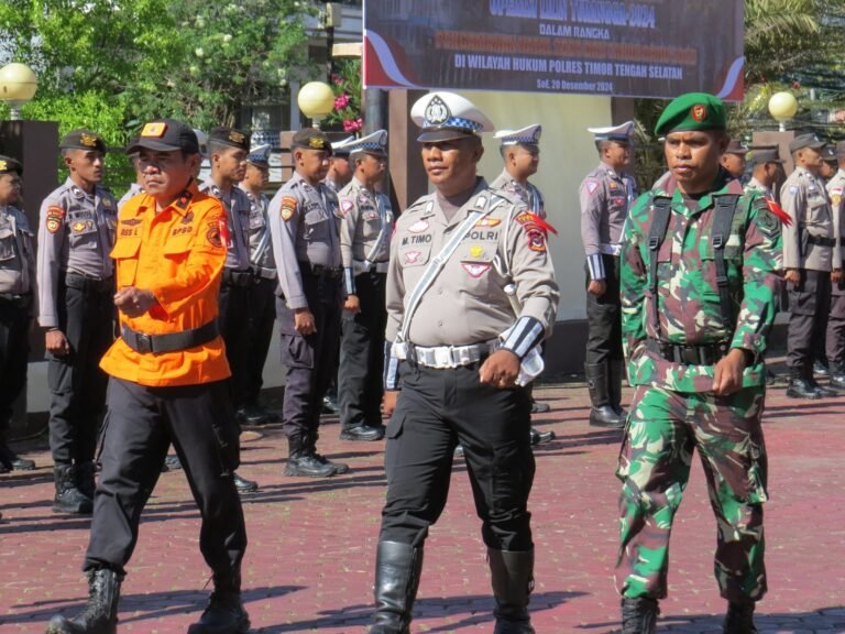 Dalam Rangka PAM Nataru Kodim 1621 TTS Kerahkan 1 Peleton Anggota Mengikuti Apel Gelar Pasukan Operasi Lilin Turangga 2024 Di Mapolres TTS