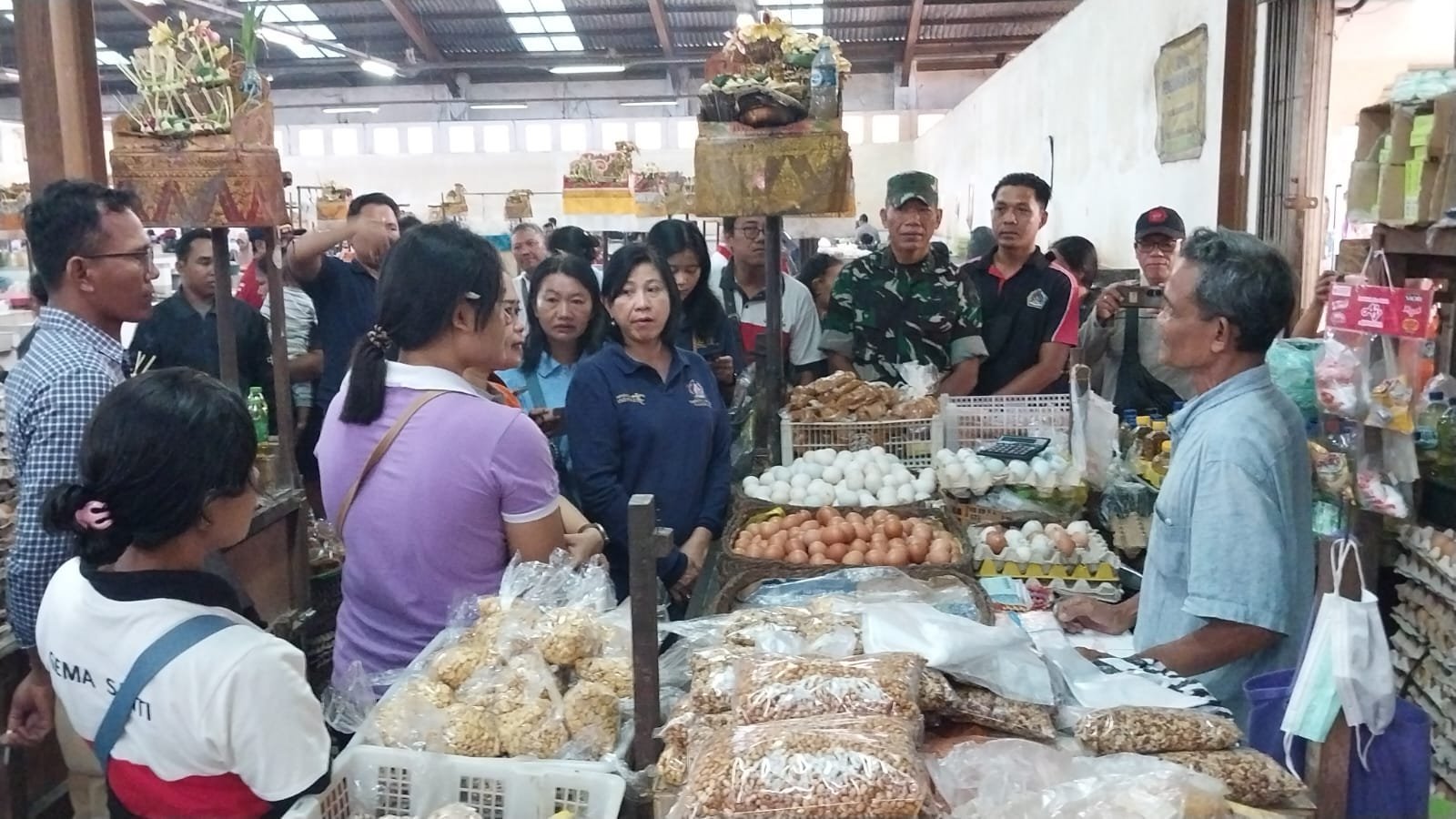Kasdim Klungkung Dampingi Pj Bupati Monitoring Komoditas Pangan Di Pasar Galiran Klungkung