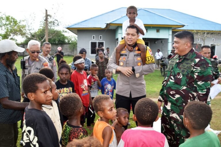 KODIM 1707/MERAUKE BERSAMA POLRES MERAUKE GELAR PATROLI PEDULI KASIH SAMBUT NATAL DAN TAHUN BARU