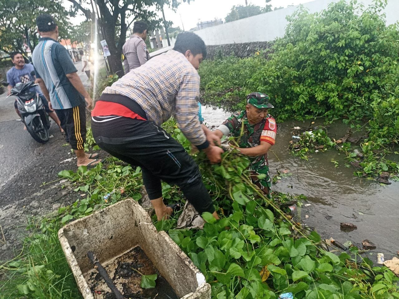 Babinsa Koramil 1426-03/Galut Dan Bhabinkamtibmas Ajak Warga Bersihkan Sungai Antisipasi Banjir