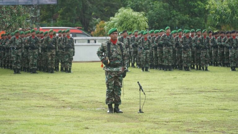 Dandim 1626/Bangli Bertindak sebagai Komandan Upacara pada Peringatan Hari Juang TNI AD 2024 di Lapangan I Gusti Ngurah Rai, Kepaon