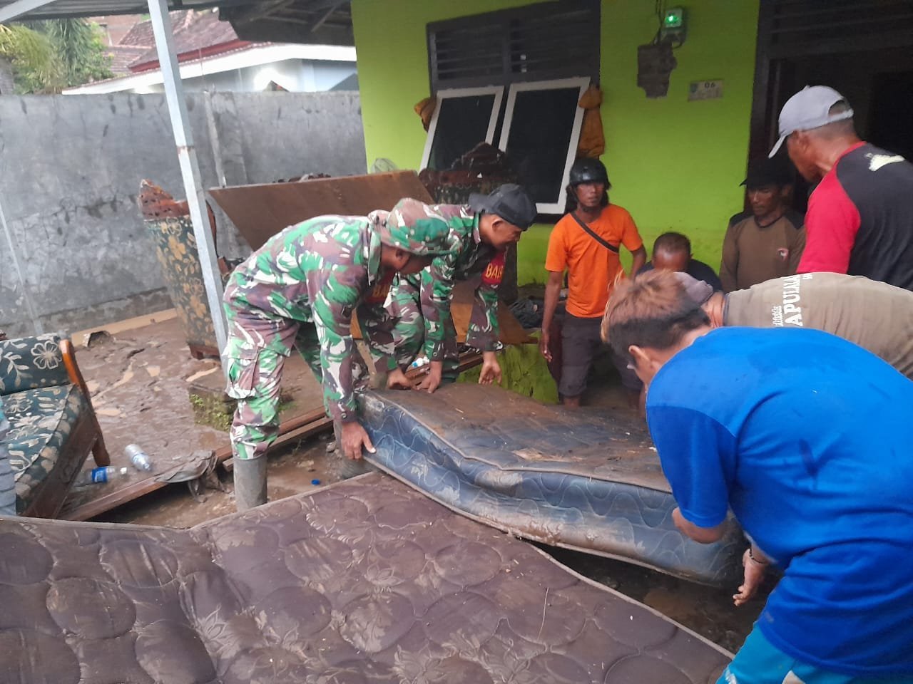Anggota Koramil 1608-01/Rasanae Bersama BPBD dan TSBK Bantu Bersihkan Lumpur Pasca Banjir di Kota Bima
