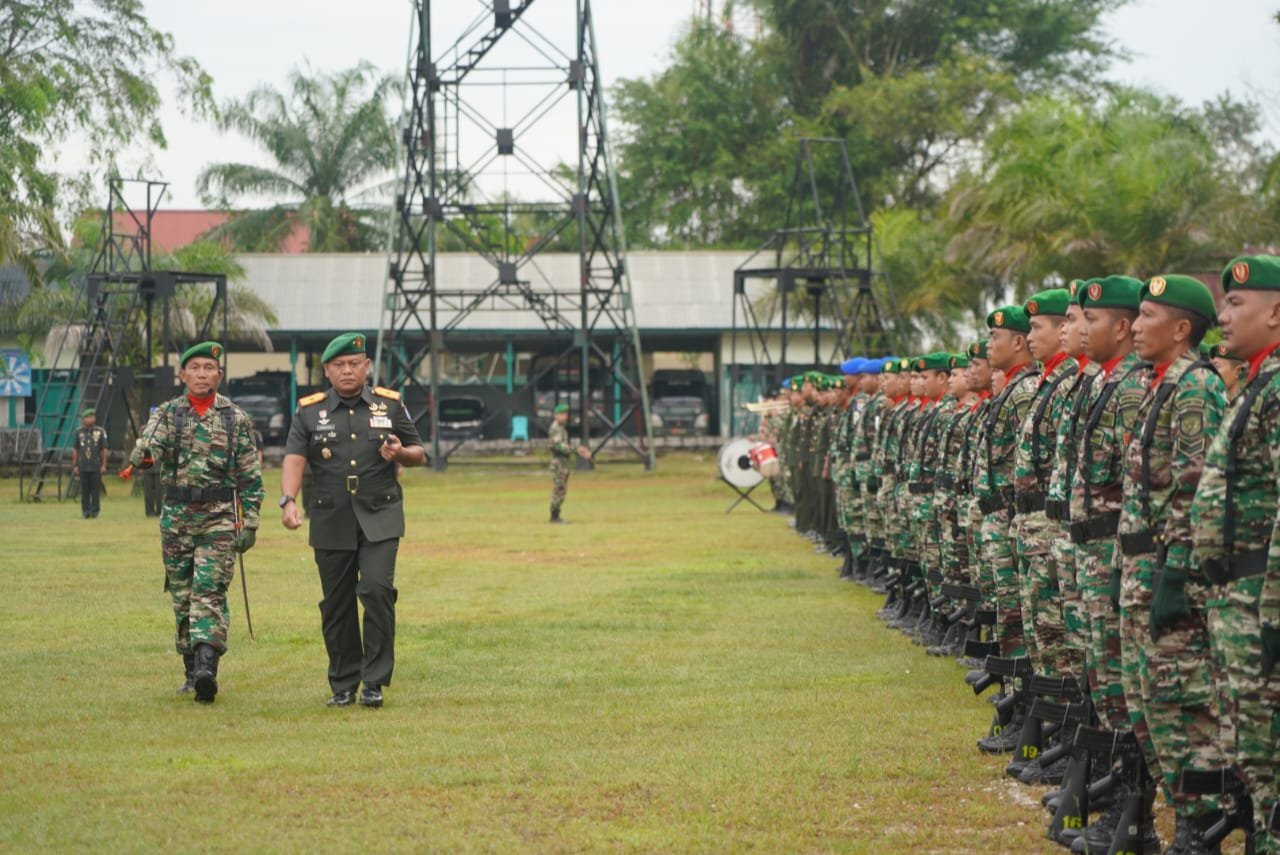 DANREM 121/ABW BRIGJEN TNI LUQMAN ARIEF, S.I.P., M.I.P., PIMPIN UPACARA PERINGATAN HARI JUANG TNI AD 2024, AJAK SELURUH KOMPONEN BANGSA UNTUK BERSATU