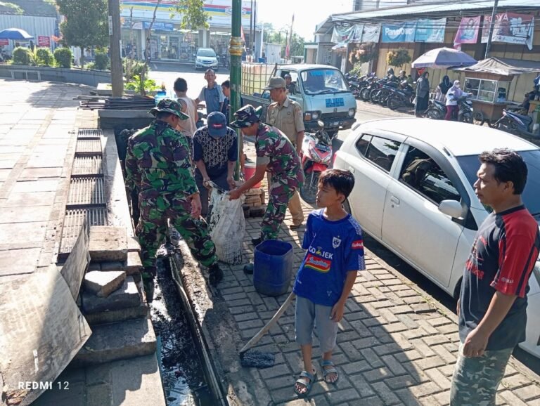 Jelang Hari Juang TNI AD, Koramil 02/Limpung Ajak PKL Bersihkan Alun-ALun Limpung