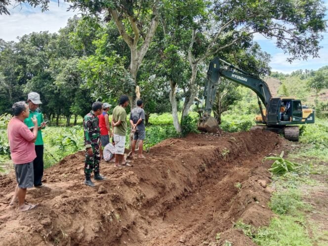 
					Jalan Perbatasan Desa Ntonggu-Teke Terhambat Genangan Air, Babinsa Ntonggu Ajak Warga Gotong Royong