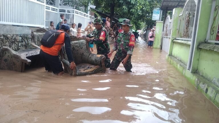 Banjir Terjang Kota Bima, Danramil Rasanae Pimpin Aksi Penanggulangan dan Pembersihan Pasca Banjir