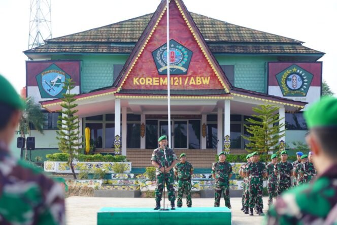 
					PIMPIN APEL PAGI, DANREM 121/ABW BRIGJEN TNI LUQMAN ARIEF, S.I.P., M.I.P., PAMIT KEPADA PRAJURIT DAN PNS KOREM 121/ABW