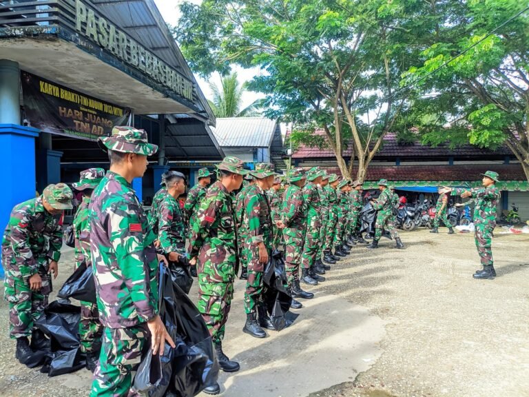 Dalam Rangka Memperingati Hari Juang TNI AD Kodim 1013/Muara Teweh Laksanakan Karya Bakti Pembersihan Pasar