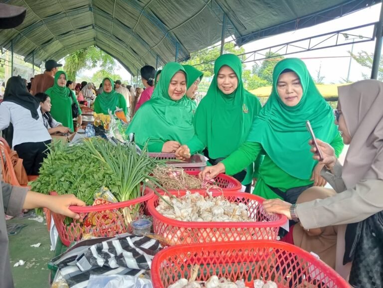 Ratusan Emak-Emak Serbu Pasar Murah di Palopo, Antusias Sambut HUT Korem 141 Toddopuli ke-68