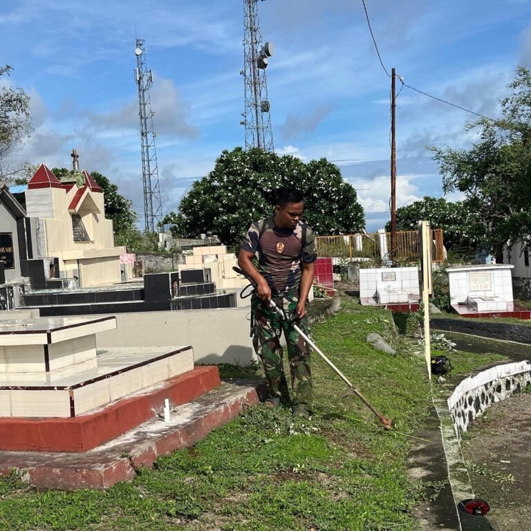 Jelang Hari Juang Kartika TNI AD Tahun 2024, Anggota Kodim 1603/Sikka Gelar Pembersihan Taman Makam Bahagia(TMB).