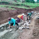 Babinsa Koramil 12/Sangir Bersama Warga Gotong Royong Membuat Parit