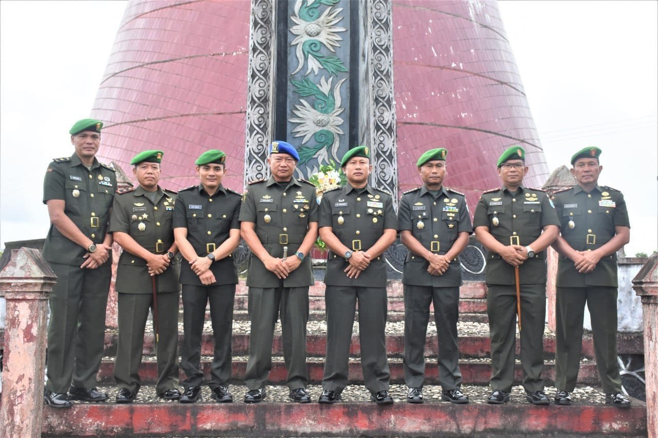 Peringati Hari Juang TNI AD Ke - 79 Kodim Sintang Laksanakan Ziarah Rombongan