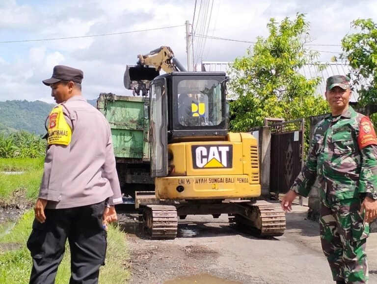 Cegah Bencana Banjir, Babinsa Kusamba Bersinergi Gelar Normalisasi Sungai