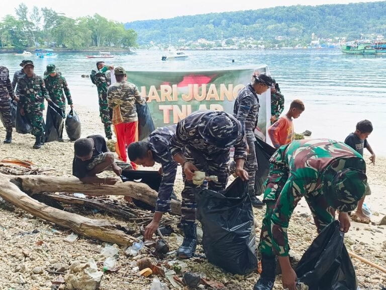 Sambut Hari Juang TNI AD Ke-79, Kodim 1801/Manokwari Ikut Berpartisipasi Dalam Pembersihan Pantai