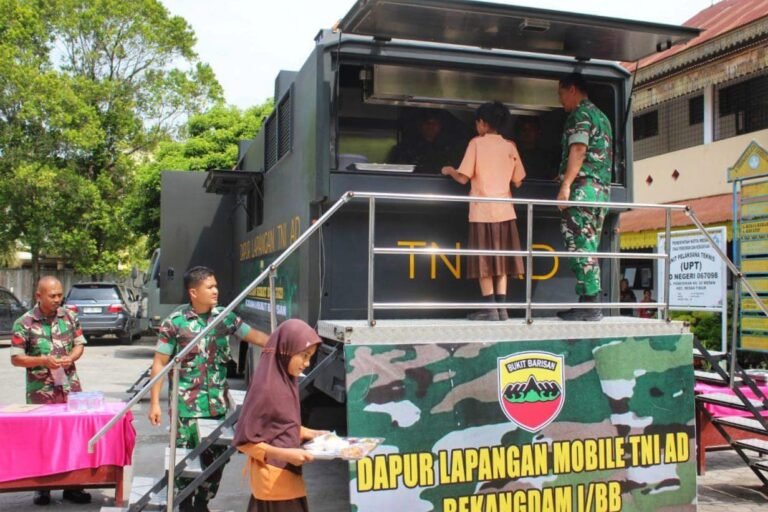 Kodam I/BB Gelar Makan Sehat Bergizi untuk Siswa SD di Medan Timur