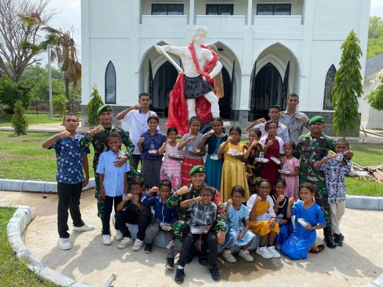 Sambut Hari Raya Natal Satgas Yonif 741/Gn Pos Motaain Berbagi Berkah di Gereja St. Mikael Seroja