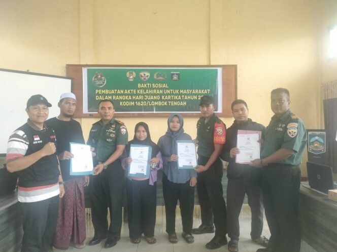 
					Kodim 1620/Loteng Gelar Bakti Sosial Pembuatan Akta Kelahiran di Kecamatan Pringgarata