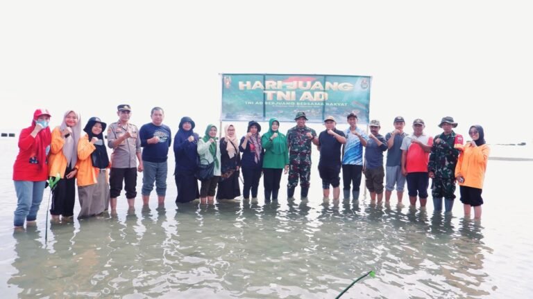 Dandim 1424/Sinjai Pimpin Kegiatan Karya Bakti Penanaman Pohon Mangrove Dalam Rangka Peringatan Hari Juang TNI AD Ke-79 Tahun 2024