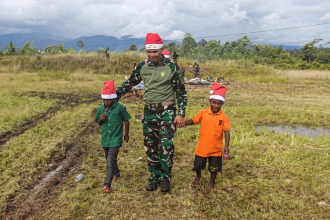 
					Kesatria Mayangkara Bagikan Topi Santa, Sambut Hari Natal Penuh Kebahagiaan