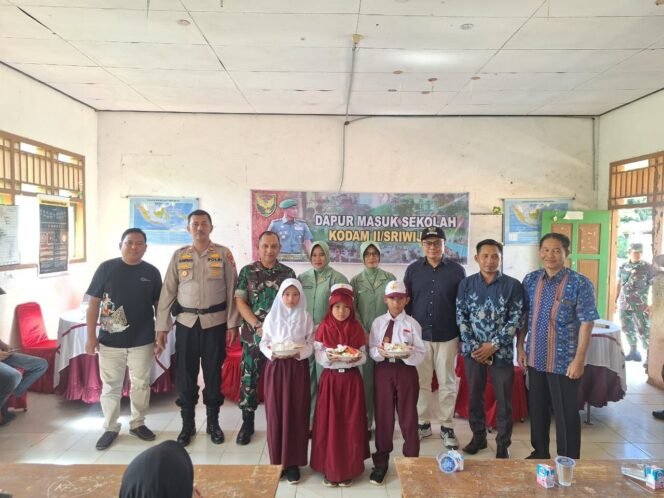 
					Kodim 0425/Seluma melaksanakan dapur masuk sekolah, disambut baik oleh guru dan siswa